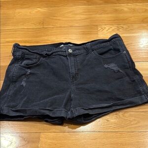 Old Navy women’s boyfriend distressed mid rise short size 16.